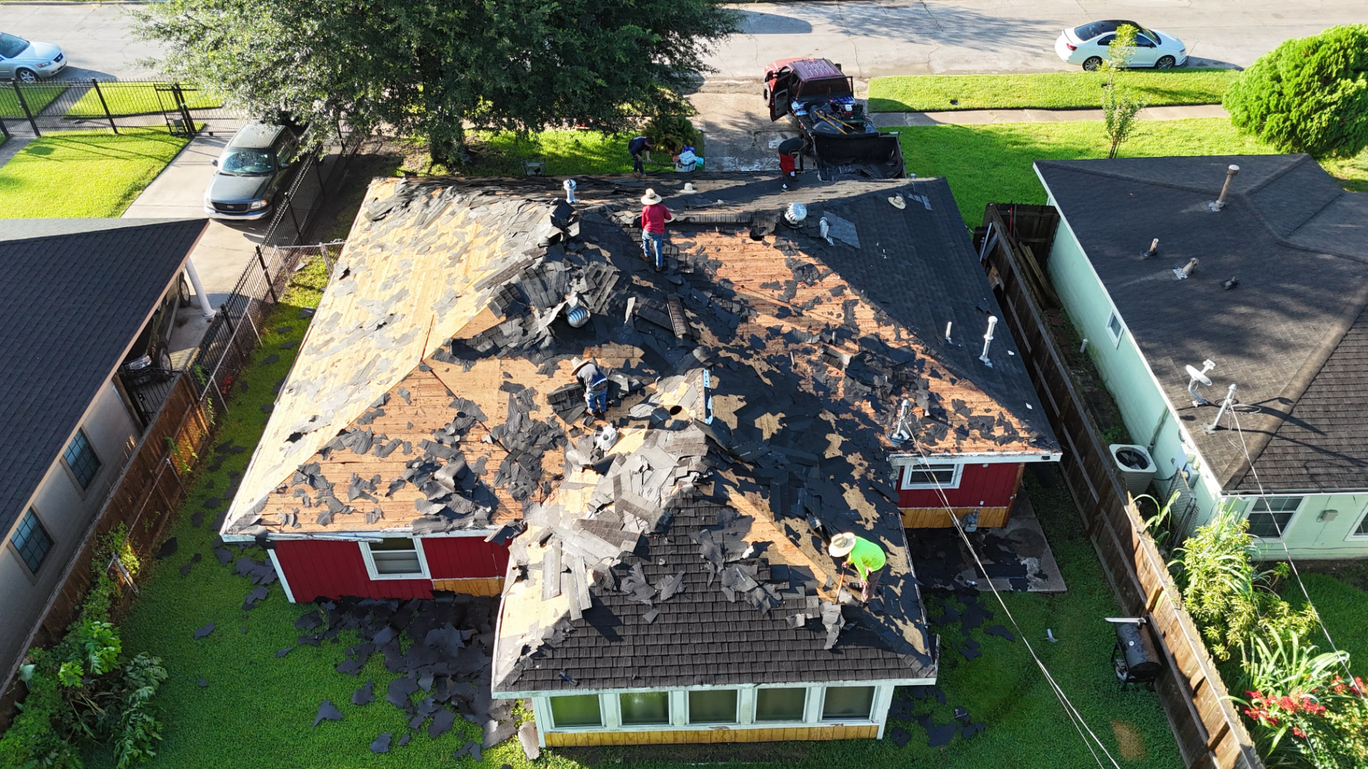 Retiro de shingles dañados en una casa de Houston