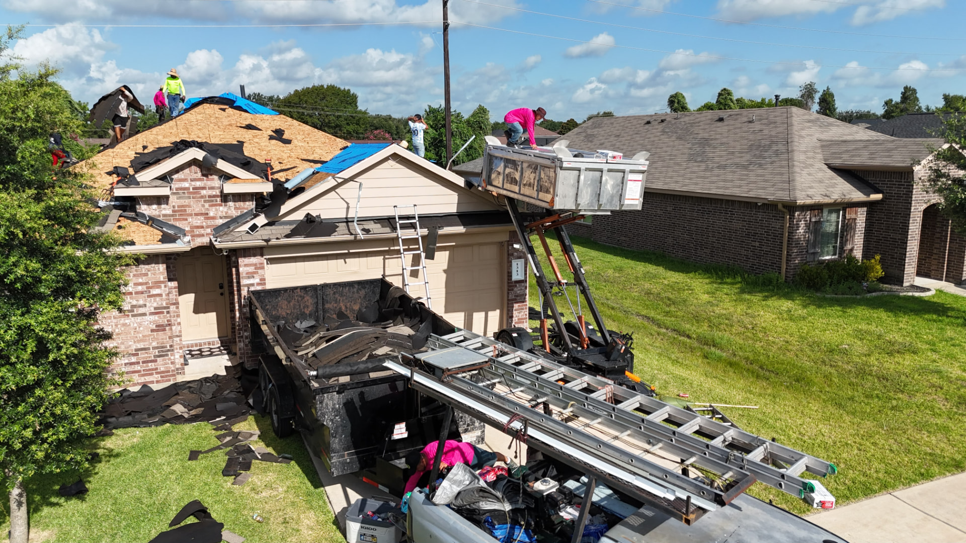 Cuadrilla de Taboras Roofing trabajando en un techo residencial